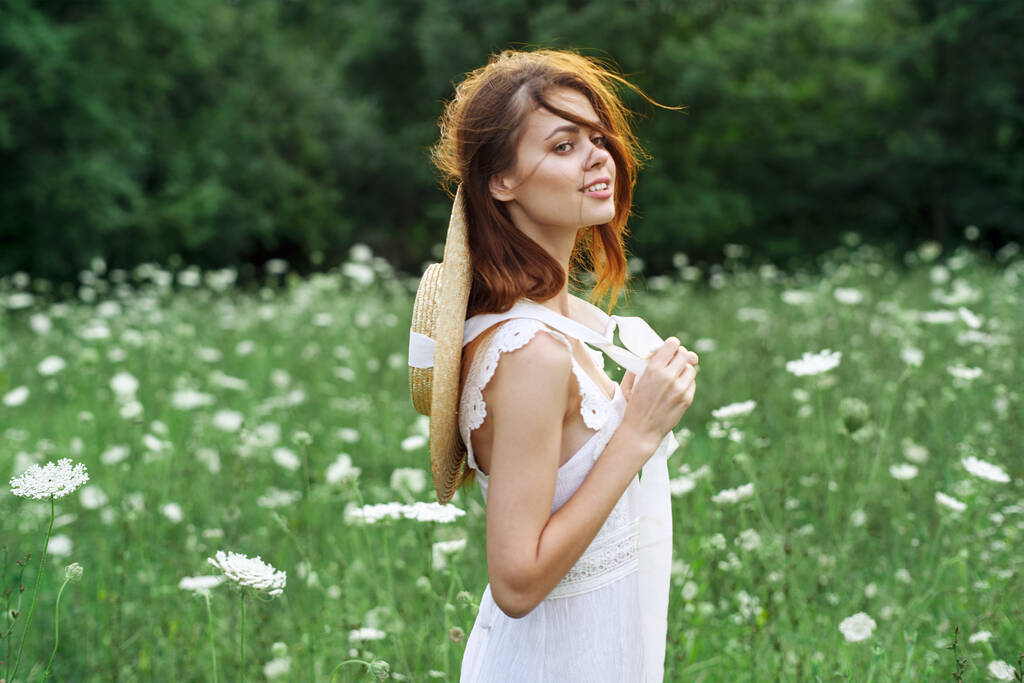 Женщина в белом платье в поле ходить цветы винтажная природа - Фото, изображение