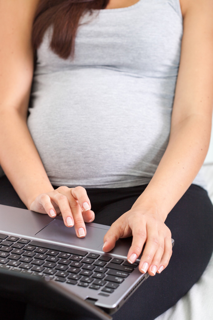 έγκυος γυναίκα και το lap-top - Φωτογραφία, εικόνα