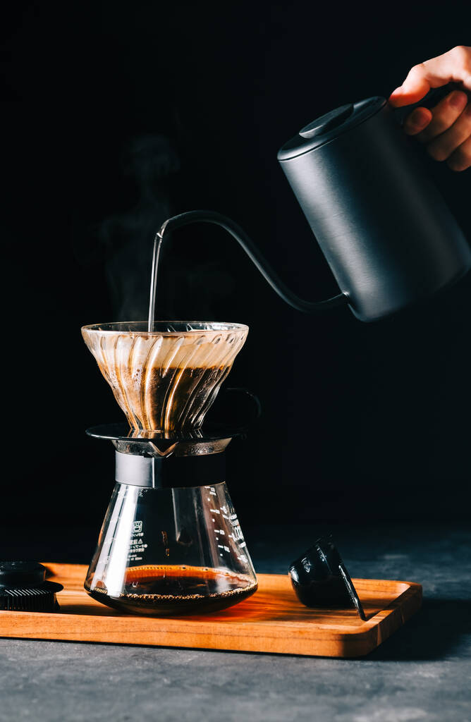 Método alternativo de elaboración de café, utilizando verter sobre gotero y filtro de papel. Fondo negro - Foto, imagen