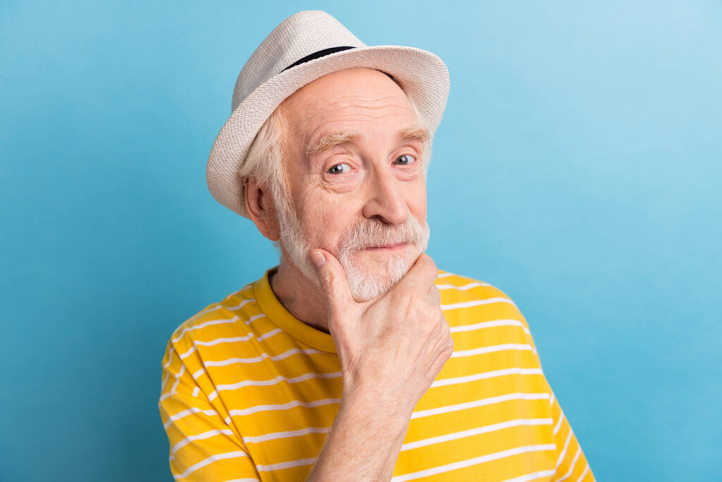 Portrét atraktivní smýšlející muž dotýkající se brady vytváření strategie řešení izolované přes jasně modré barvy pozadí - Fotografie, Obrázek
