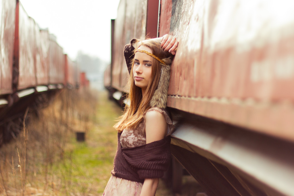 dziewczyna pięknie hippie z Rude włosy i duże usta stoi w pobliżu starego samochodu w pobliżu linii kolejowej - Zdjęcie, obraz