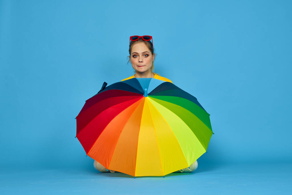 mulher com guarda-chuva multicolorido em camisola amarela posando cores do arco-íris - Foto, Imagem