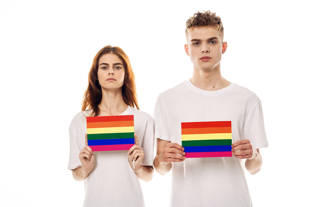 ζευγάρι με λευκά μπλουζάκια Σημαία Igbt τρανσέξουαλ σεξουαλικές μειονότητες - Φωτογραφία, εικόνα