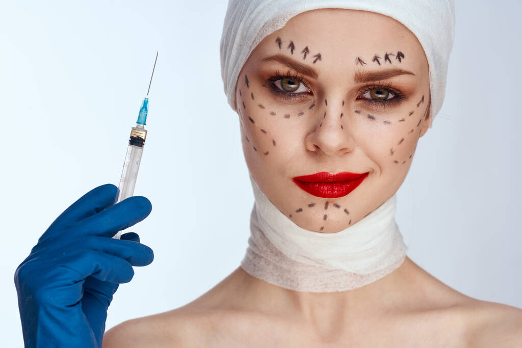 vrouwelijke patiënt verjonging gezicht injectie cosmetische procedures close-up - Foto, afbeelding