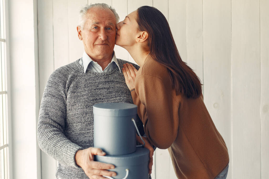 Elegante anciano parado en casa con su nieta - Foto, Imagen