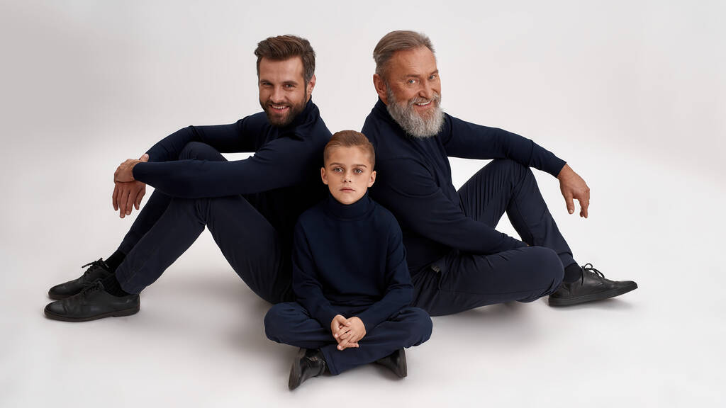 Trois générations masculines souriantes en studio blanc - Photo, image