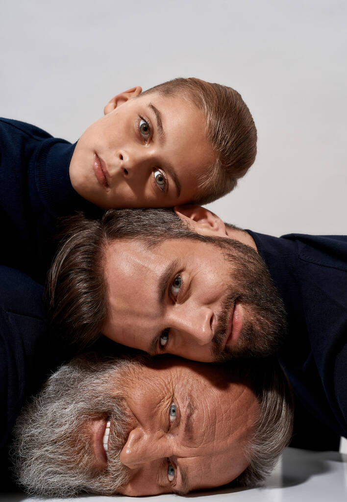 Портрет трёх поколений мужчин, лежащих вместе - Фото, изображение