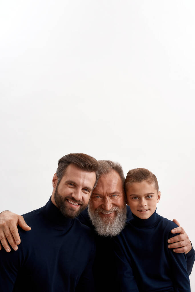 Retrato vertical de sorrindo avô abraçar descendentes - Foto, Imagem