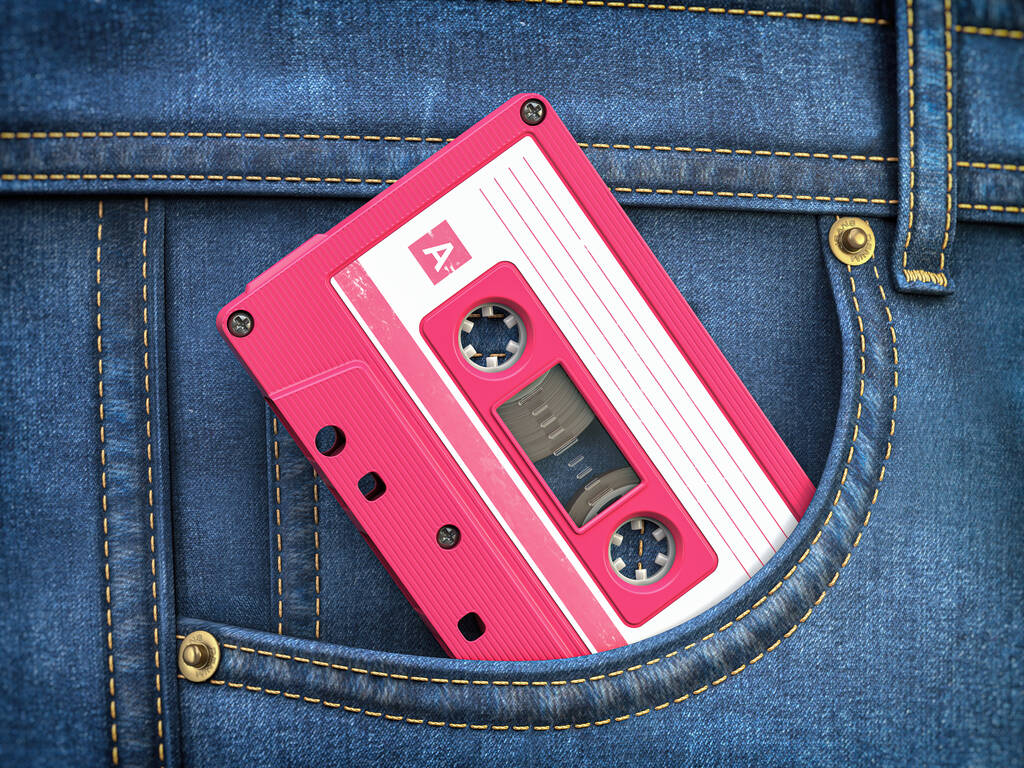 Vintage rózsaszín hangkazetta zsebnadrágban. Retro zenei technológia koncepció. 3d illusztráció - Fotó, kép