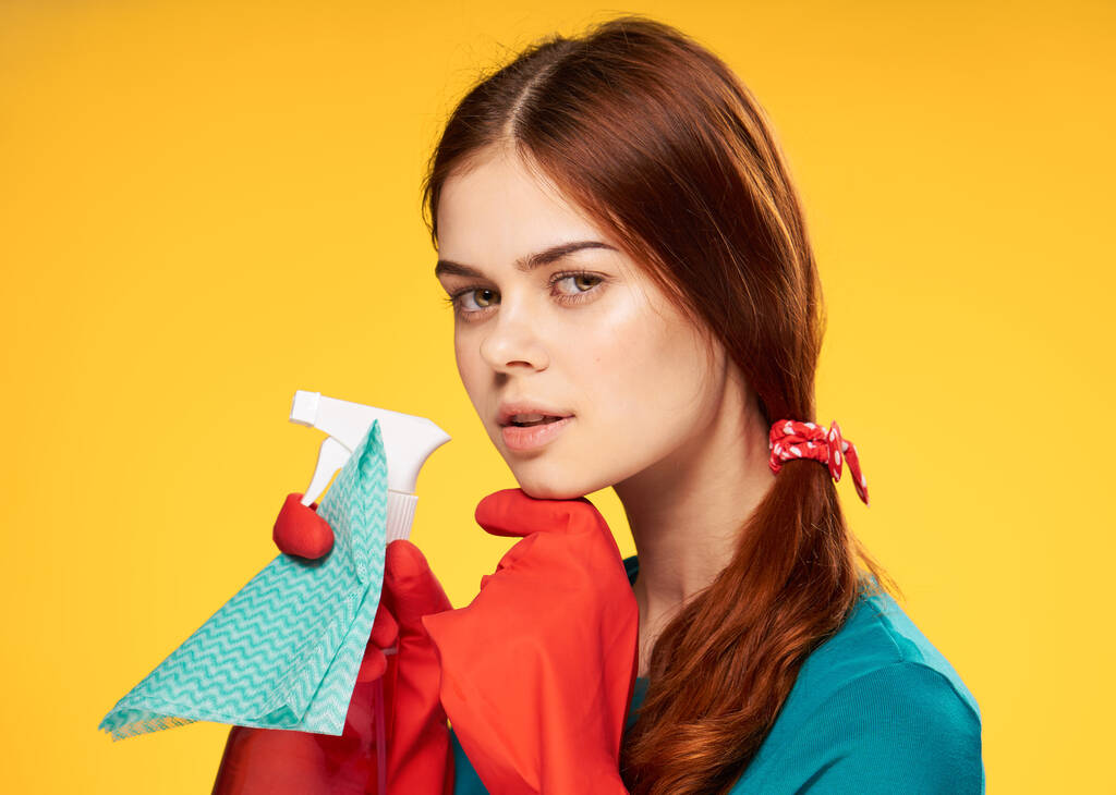 nainen kumihanskat pesuaine puhdistus kotityöt keltainen tausta - Valokuva, kuva