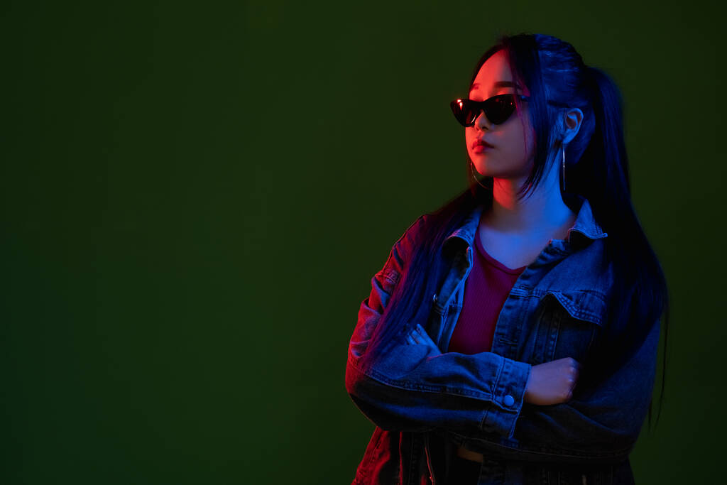 neon móda městský styl vaporwave cool žena - Fotografie, Obrázek
