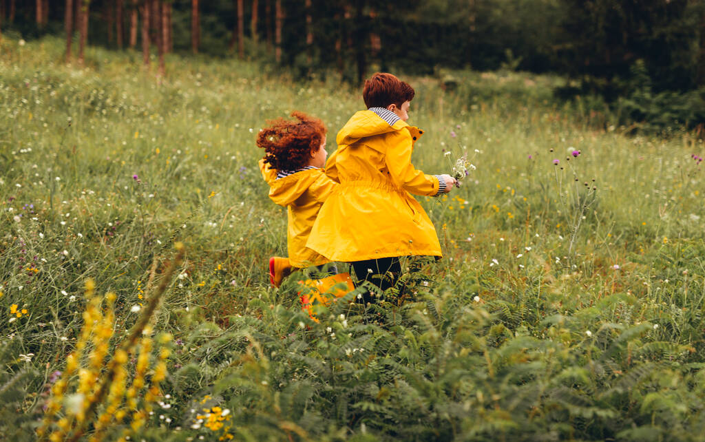 Rotschopf-Kinder rennen in der Natur - Foto, Bild