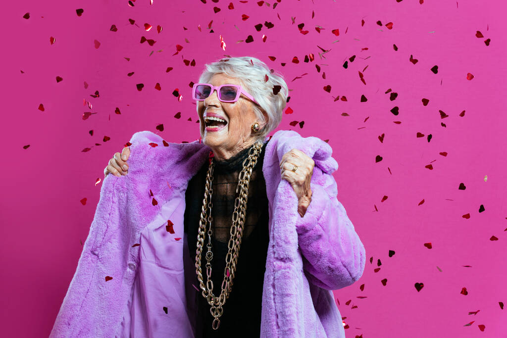 美しくエレガントな影響力のある老婦人のイメージです。ファッショナブルな服を着てスタジオでポーズクールな祖母。幸せな先輩のお祝いやパーティーを作る。年功序列の概念 - 写真・画像