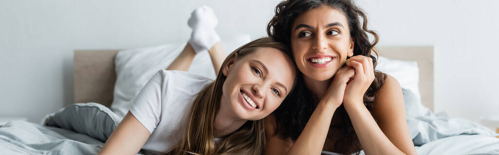 mulheres lésbicas alegres deitado na cama em casa, banner - Foto, Imagem