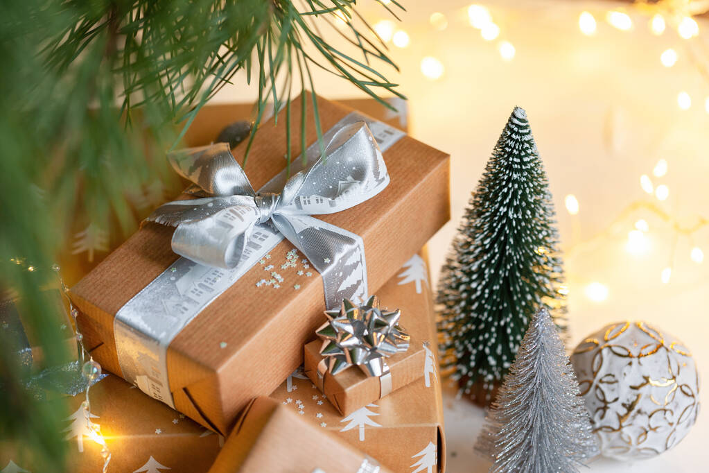 Feestelijke nul afval geschenkdozen onder kerstboom in het interieur van de woonkamer. Voorbereiding van geschenken aan familieleden. Nieuwjaar vakantie gezellig, stemming feestelijk concept. - Foto, afbeelding