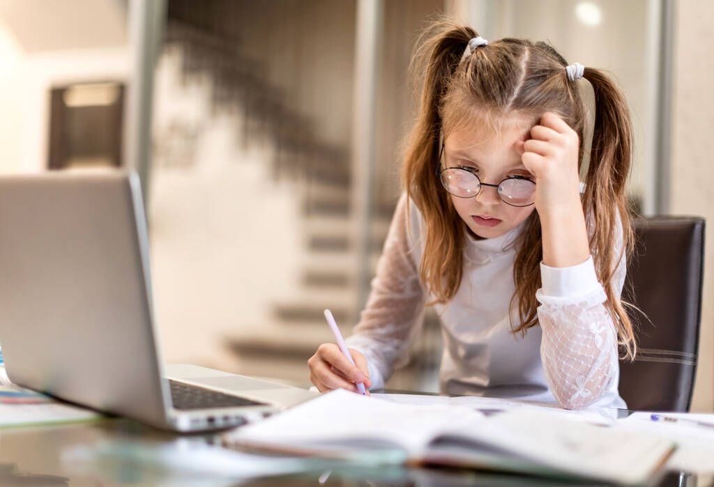 Znudzona nastolatka, zmęczona nauką online i nauką odrabiania lekcji za pomocą laptopa w domu. Szkolnictwo domowe i kształcenie na odległość - Zdjęcie, obraz