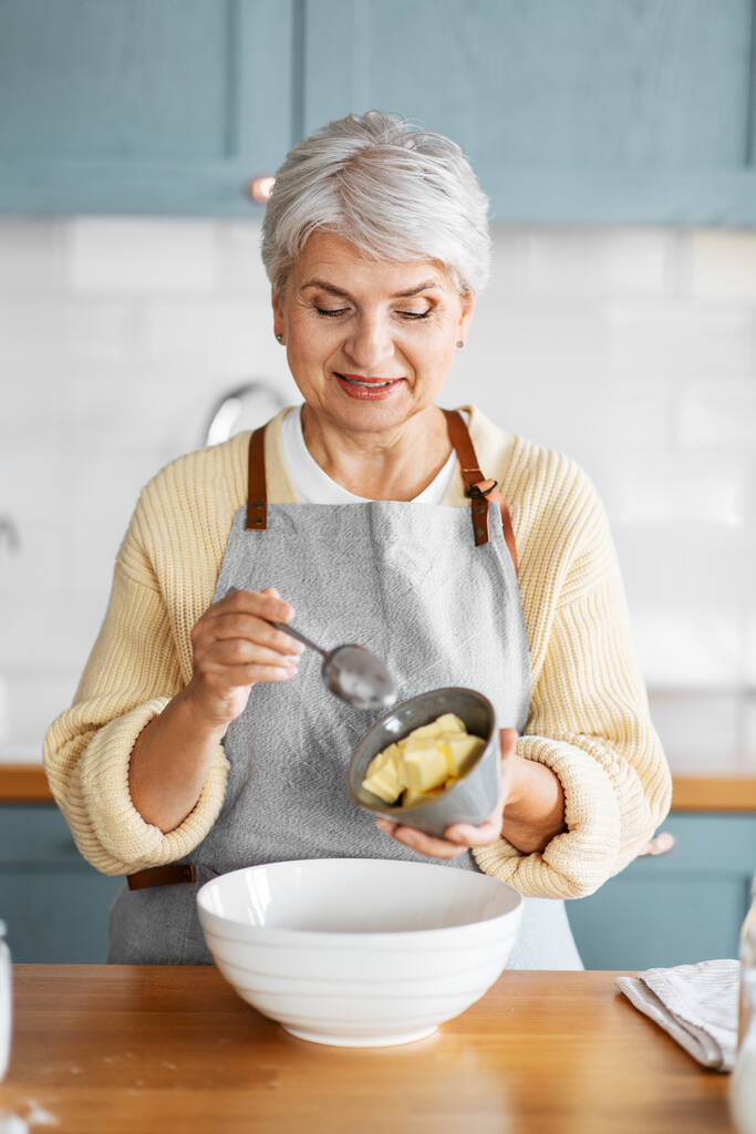 щаслива жінка готує їжу на кухні вдома
 - Фото, зображення
