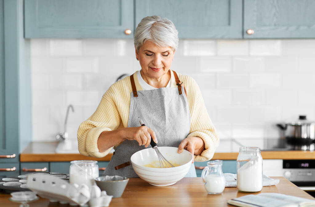 boldog nő főzés étel a konyhában otthon - Fotó, kép