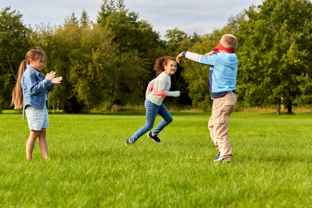 boldog gyerekek játszanak és futnak a parkban - Fotó, kép