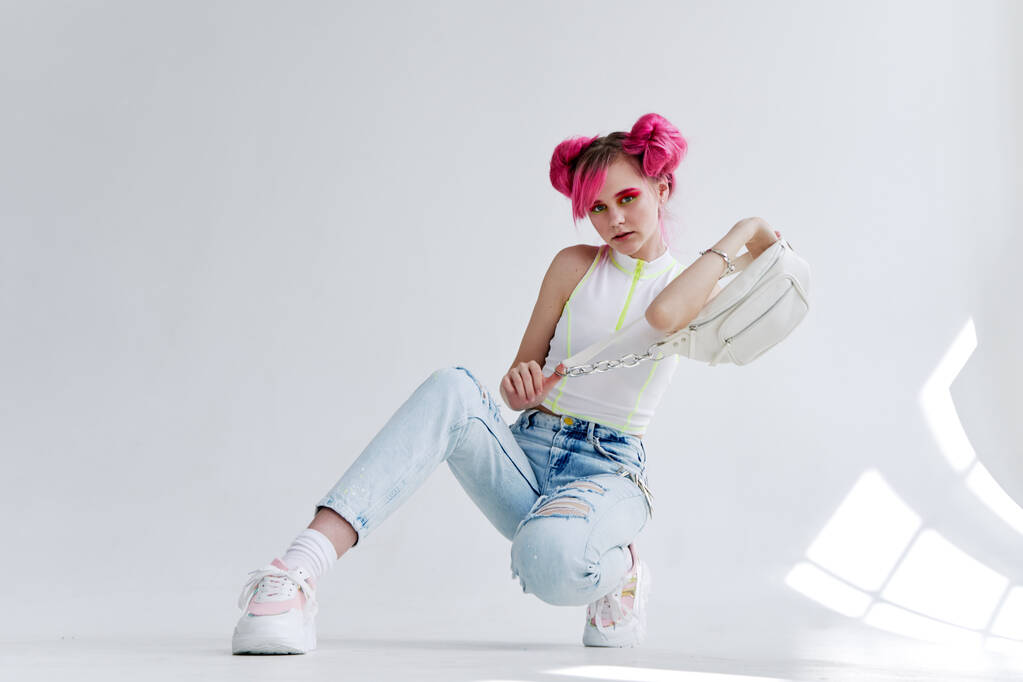 donna alla moda in abbigliamento giovanile collage sfondo al neon - Foto, immagini