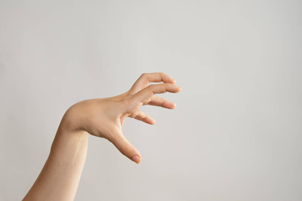 Руки жести. Руки Зомбі атакують, схоплюючи щось руками з кривими пальцями
. - Фото, зображення