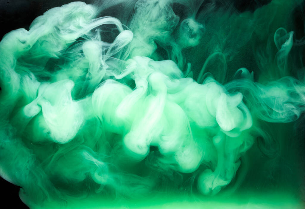 黒インクの背景に緑の煙、カラフルな霧、抽象的な渦巻くエメラルド海、アクリル絵具顔料水中 - 写真・画像