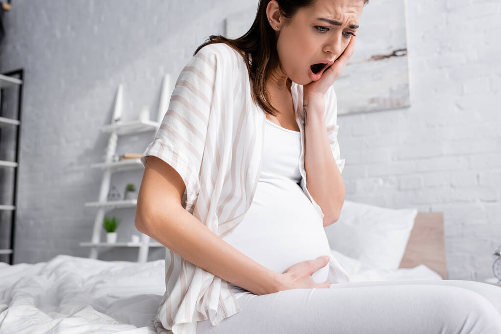 joven embarazada que sufre de calambres  - Foto, Imagen