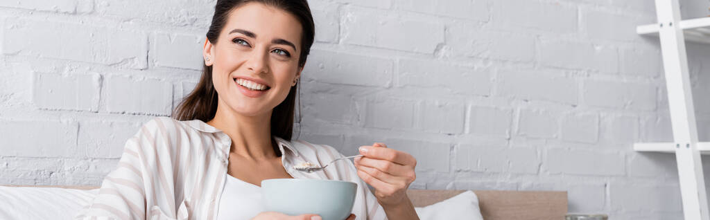 femme heureuse tenant bol avec de la farine d'avoine, bannière - Photo, image