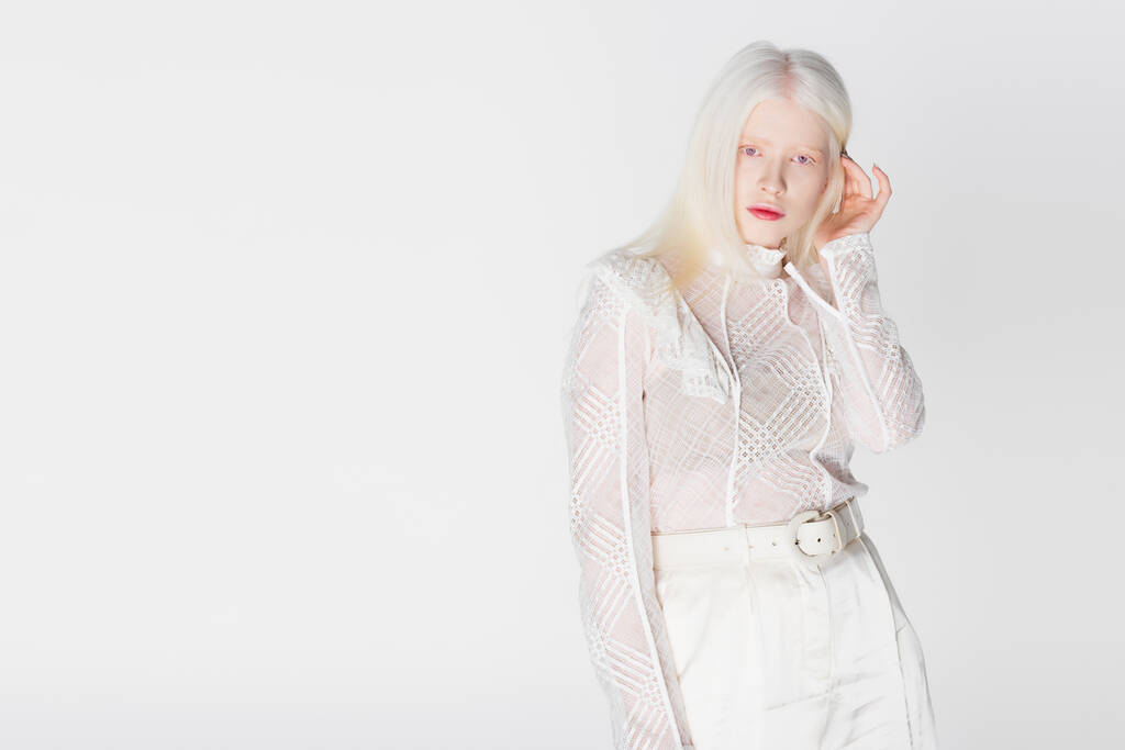 Stylowa kobieta albinos patrząc na aparat odizolowany na białym  - Zdjęcie, obraz