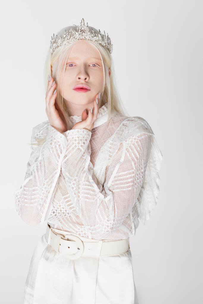 Młoda albinoska kobieta w koronie z perłami i kryształami na białym tle - Zdjęcie, obraz