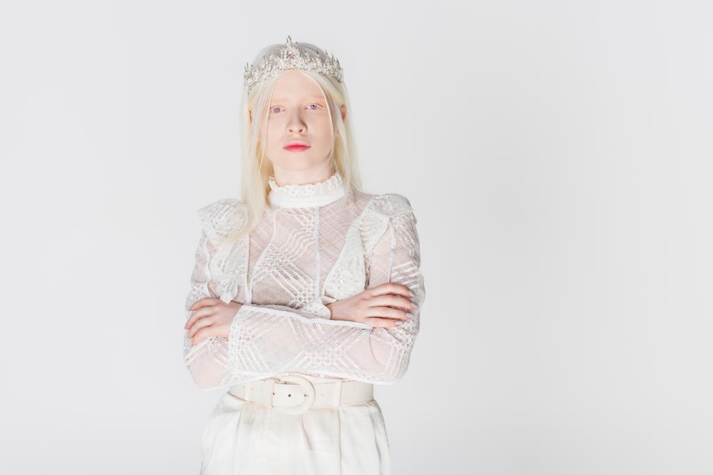 Blondi ja albiino nainen kruunu seisoo ristissä kädet eristetty valkoinen - Valokuva, kuva