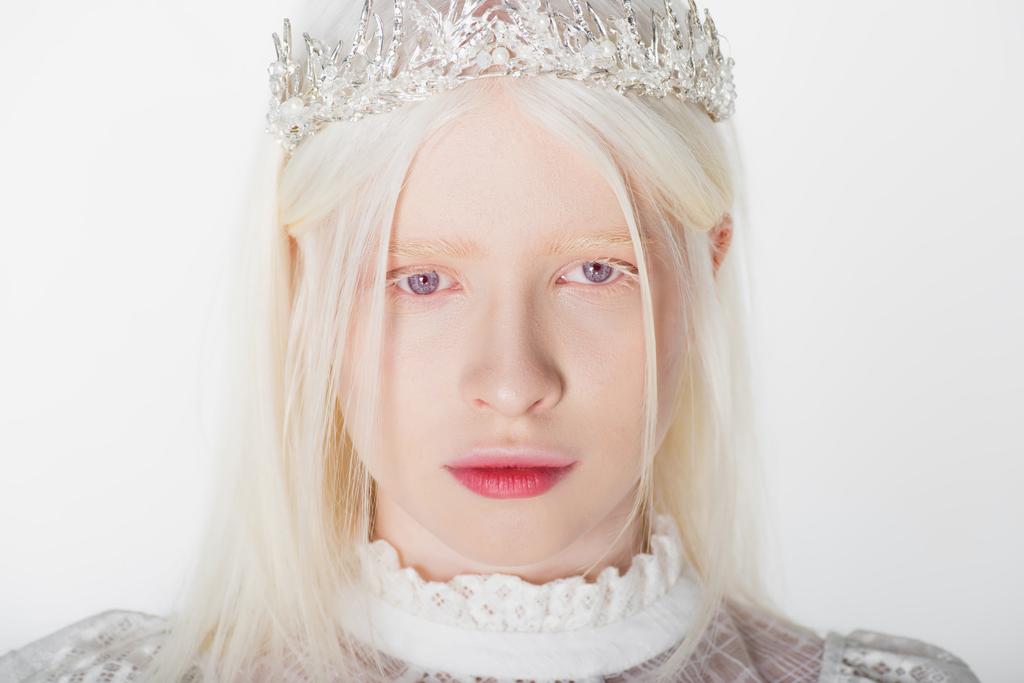 A koronás albínó nő portréja gyöngyökkel, fehér alapon elszigetelve. - Fotó, kép
