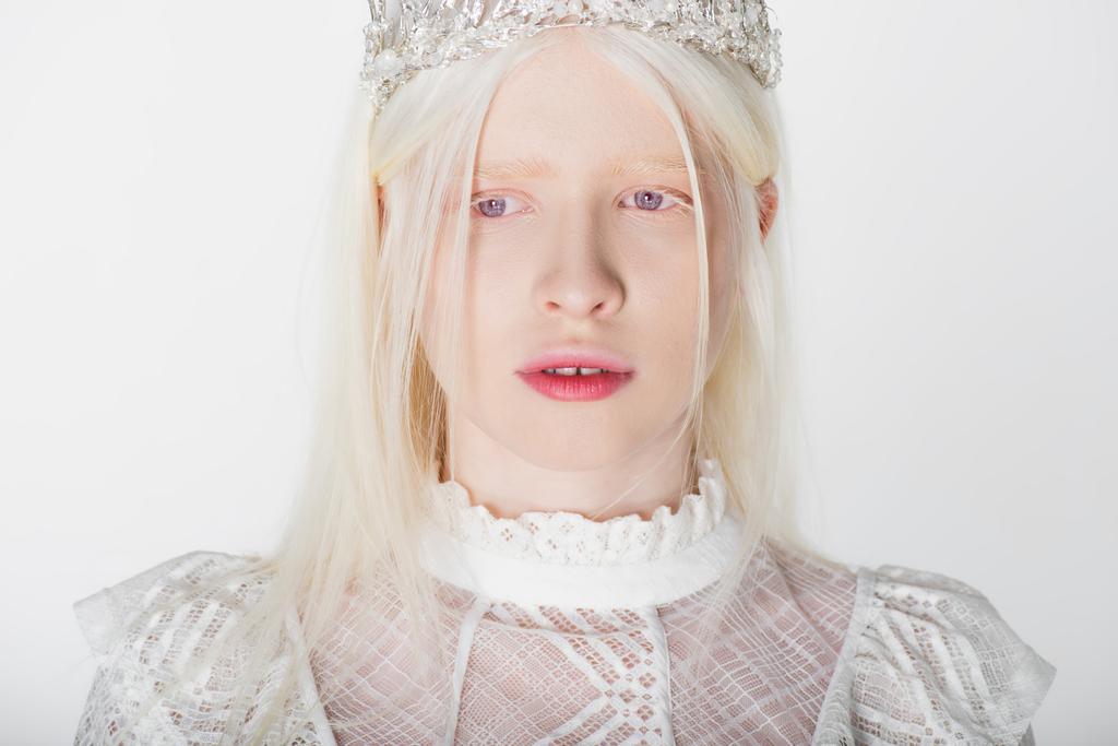 Mujer albina joven en blusa guipur y corona mirando hacia otro lado aislado en blanco - Foto, imagen