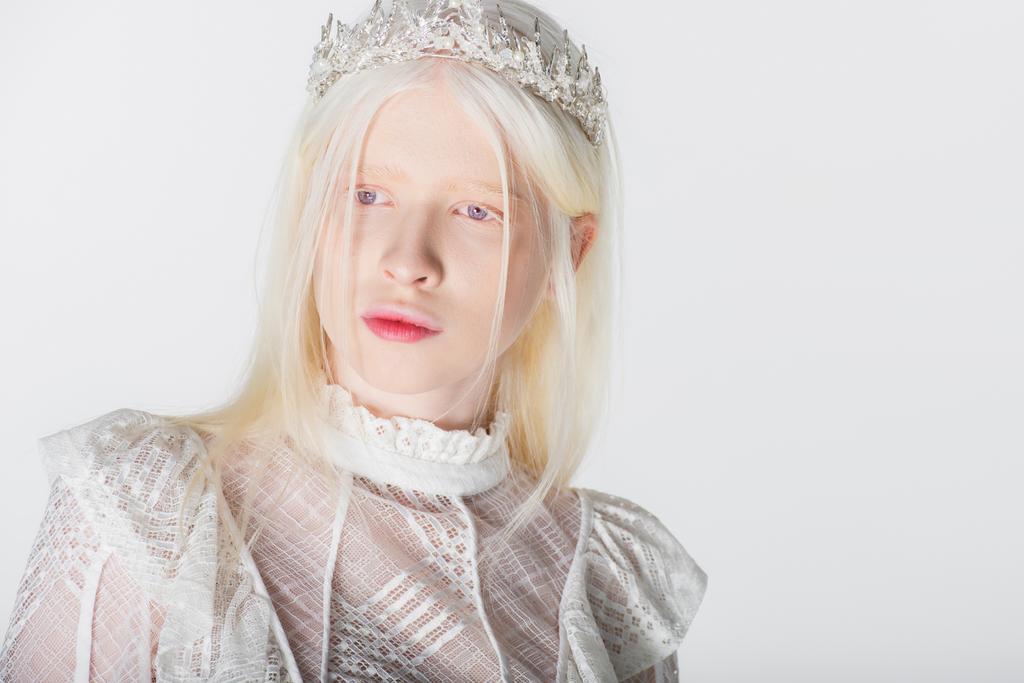 Albino model in blouse en kroon weg te kijken geïsoleerd op wit - Foto, afbeelding
