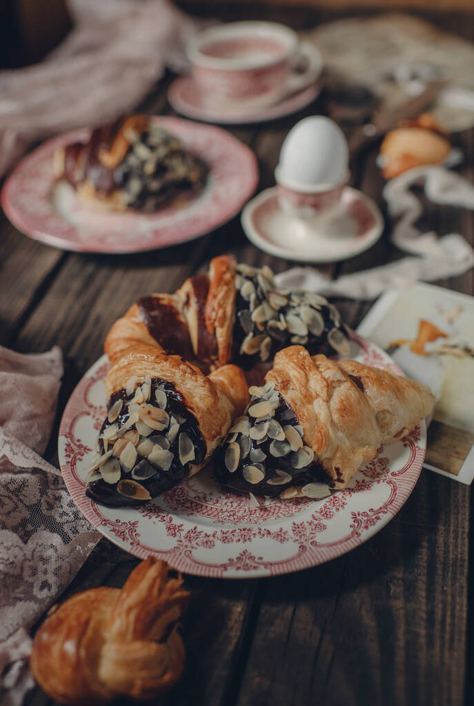 croissant com chocolate e amêndoas para chá de café da manhã - Foto, Imagem