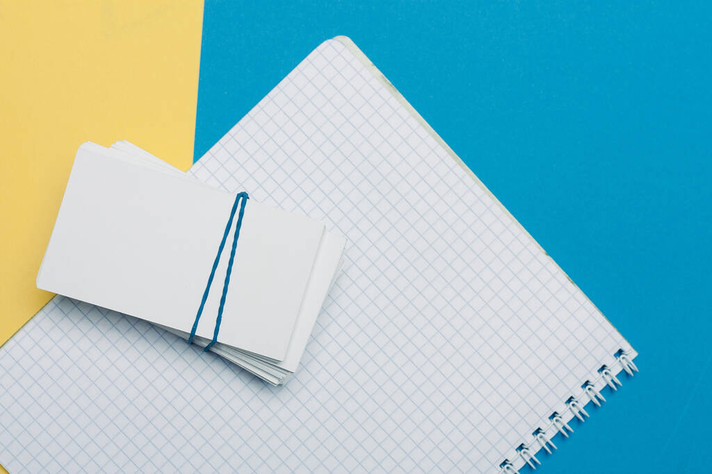 notebook névjegykártyák színes háttér irodai kellékek - Fotó, kép