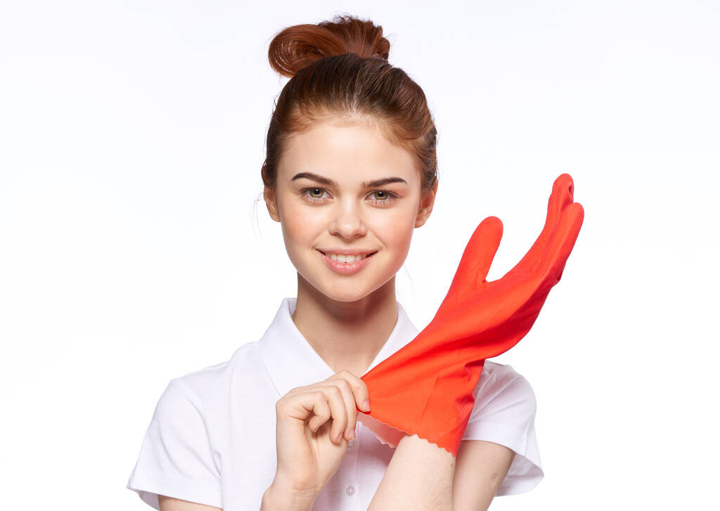 白いシャツの赤い髪の女性掃除婦の家事 - 写真・画像