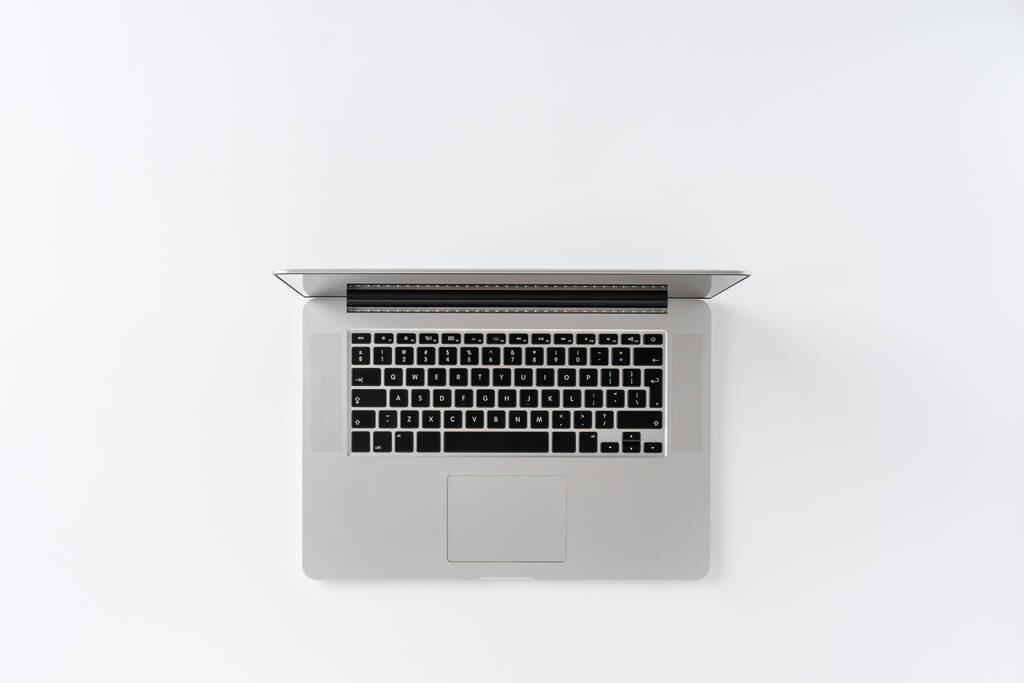 Laptop beyaz arkaplanda. Ofis masaüstü konsepti. Üst görünüm - Fotoğraf, Görsel