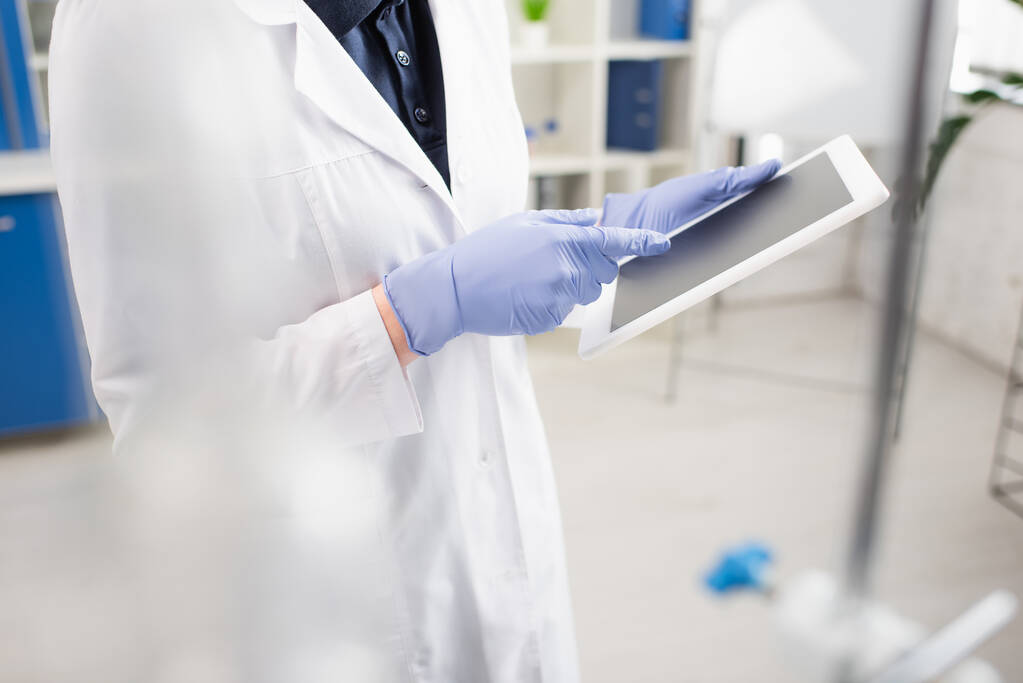 Vista recortada de científico en guantes de látex usando tableta digital en laboratorio  - Foto, Imagen