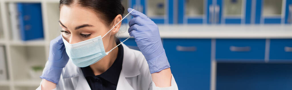 Tudós gumikesztyűben orvosi maszkot visel a laborban, banner  - Fotó, kép