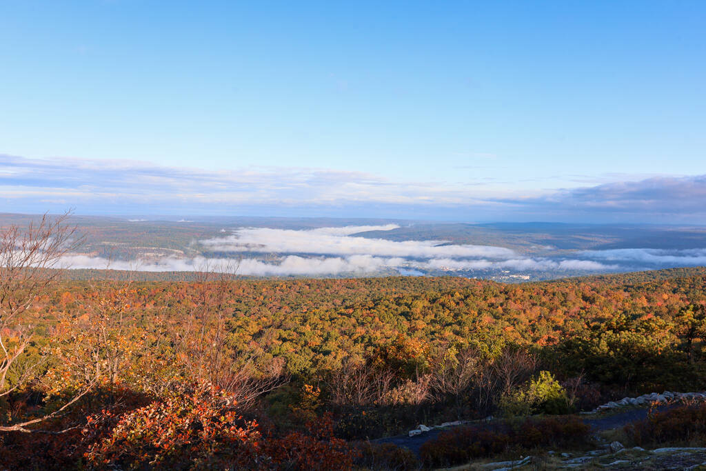 Het uitzicht op High Point State Park, NJ, Sussex County, heldere herfstochtend. - Foto, afbeelding