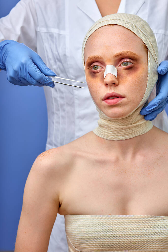 verificação da pele após cirurgia plástica. cosmetologist que toca a cara da mulher, com instrumento médico - Foto, Imagem