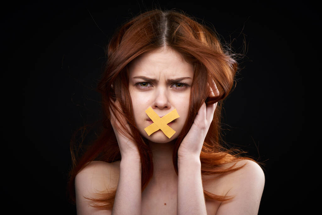 mulher com ombros nus boca gravada proibida de dieta - Foto, Imagem
