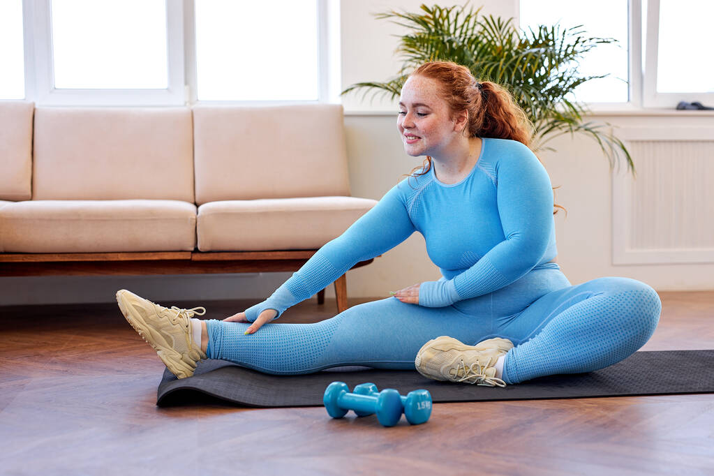 mulheres com sobrepeso alongamento pernas, exercício no tapete de ioga, levando estilo de vida ativo - Foto, Imagem