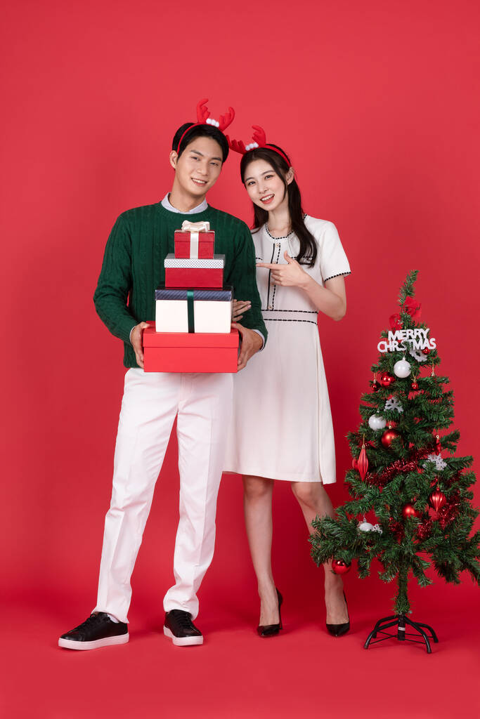 Asijský korejský pár v zimní módě s rudolfem účes, vánoční nákupní událost koncept - Fotografie, Obrázek