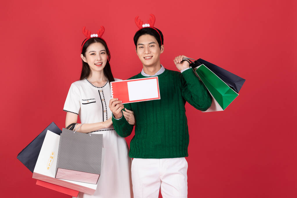 Asijský korejský pár v zimní módě, vánoční nákupní událost koncept - Fotografie, Obrázek