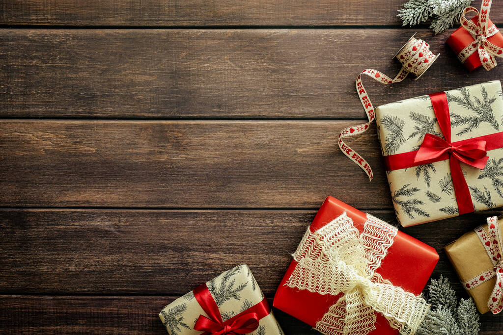 Винтажные рождественские подарки на деревянном фоне. Рождественская открытка дизайн, новогодний шаблон баннера - Фото, изображение