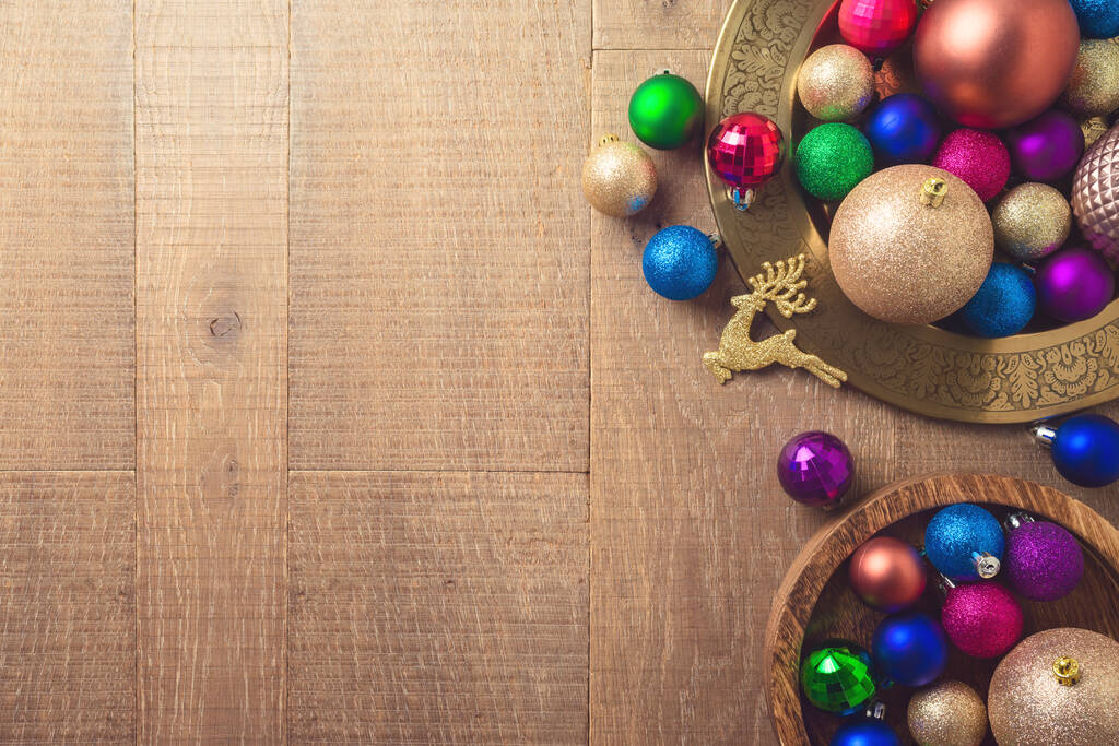 Veselé Vánoce a šťastný Nový rok pozadí s moderními dekoracemi. Horní pohled s mezerou pro kopírování - Fotografie, Obrázek