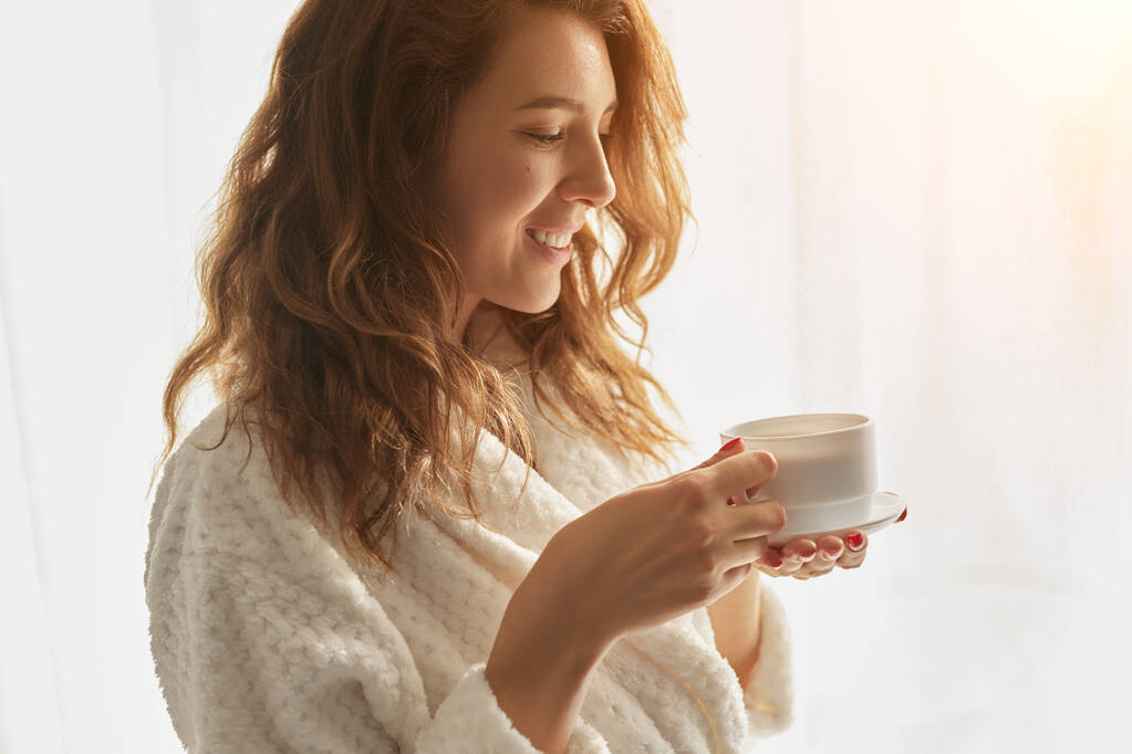 家で朝コーヒーを飲む女 - 写真・画像