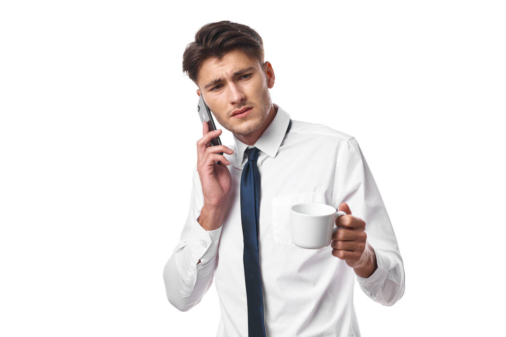 menedzser egy csésze kávét beszél a telefon hivatalos izolált háttér. Kiváló minőségű fénykép - Fotó, kép